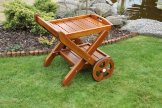 Dřevěný servírovací vozík na kolečkách